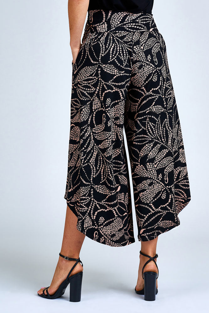 Woman wearing black and cream pant.